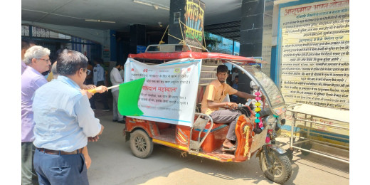 रक्तदान एवं एचआईवी के प्रचार के लिए चलंत वाहन को दिखाई गई हरी झंडी 